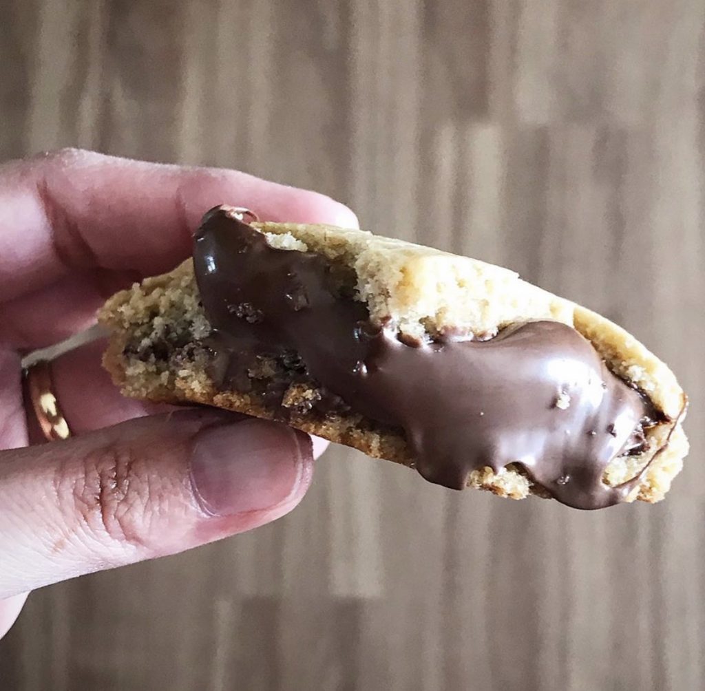 Cookie amanteigado mergulhado em chocolate